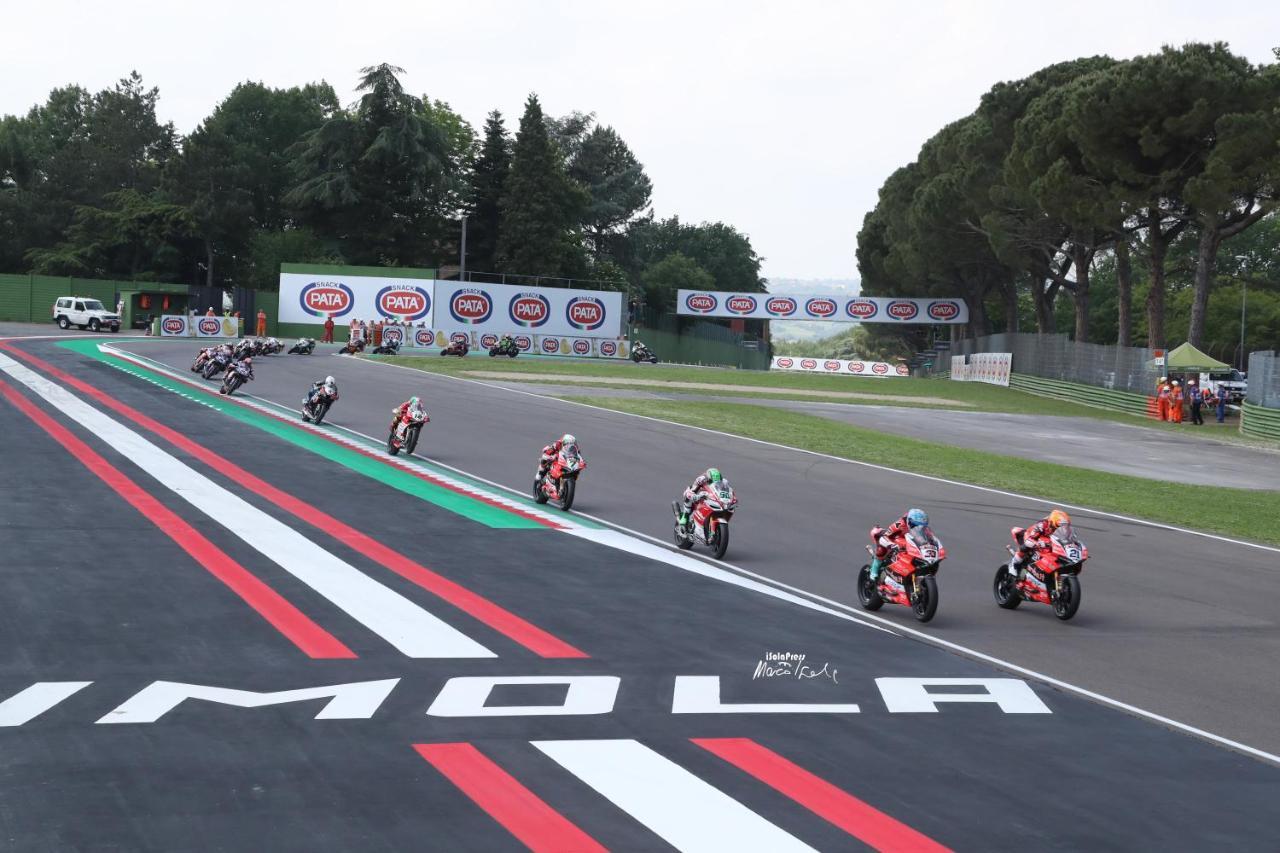 شقة La Dimora Delle Emozioni - Il Fascino Del Centro Storico E L'Adrenalina Dell'Autodromo إيمولا المظهر الخارجي الصورة