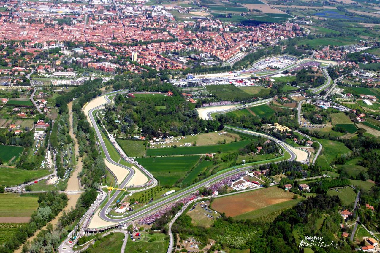 شقة La Dimora Delle Emozioni - Il Fascino Del Centro Storico E L'Adrenalina Dell'Autodromo إيمولا المظهر الخارجي الصورة